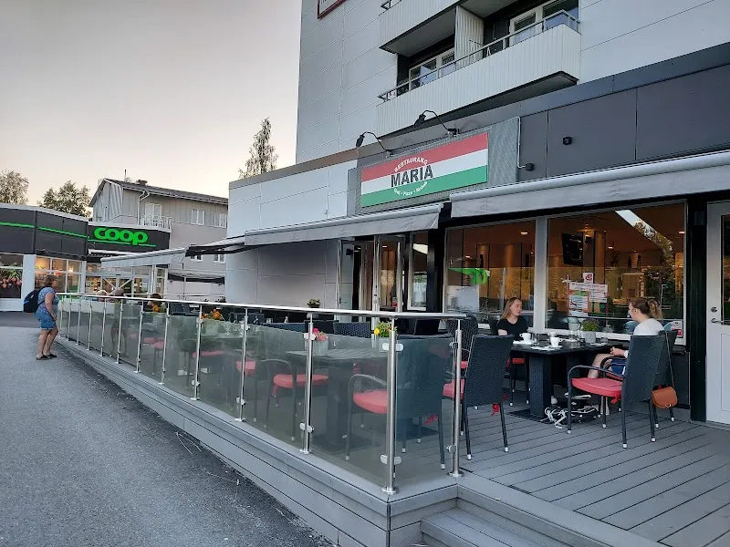 Uteserveringen utanför Restaurang Maria på Mariehem Centrum