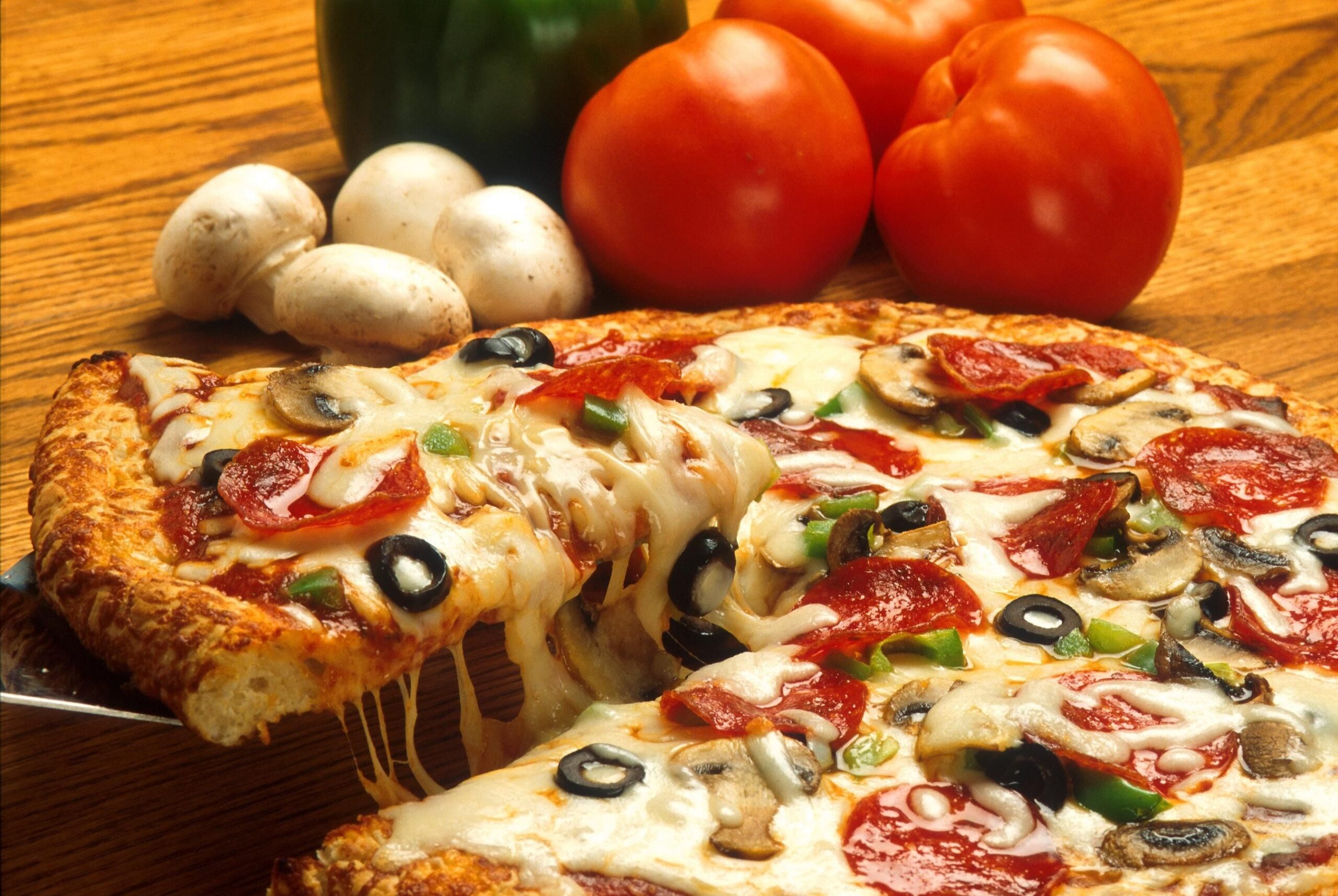 Nybakad pizza på ett trädäck i Restaurang Marias matsal